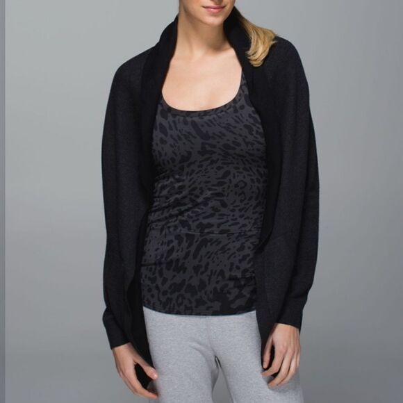 Lululemon Cabin Yogi Wrap
Heathered Black / Black - Picture 1 of 13